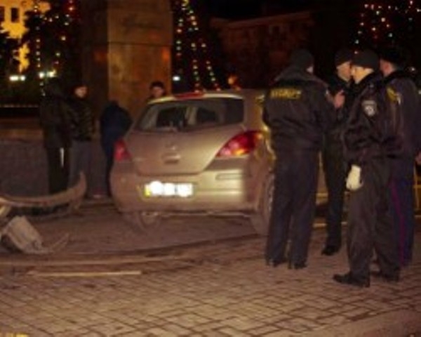 Бутылка стала причиной наезда на людей	 