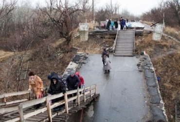 Мост в Станице Луганской продолжает разрушаться