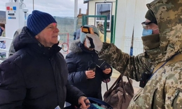 Короновирус: на КПВВ всем гражданам теперь меряют температуру