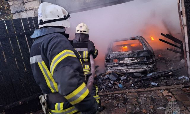 Во время пожара в Лисичанске сгорели два гаража вместе с автомобилями