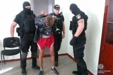 Гражданин угрожал взрывом и требовал «переписать» историю Украины