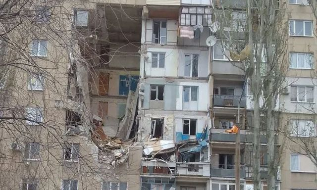 В Рубежном рухнул подъезд дома, пострадавшего во время боевых действий