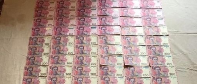 Жительница Харькова на Луганщине меняла деньги на сувенирные купюры