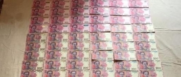 Жительница Харькова на Луганщине меняла деньги на сувенирные купюры