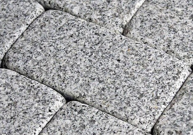 Гранітна бруківка: види, застосування, плюси і мінуси