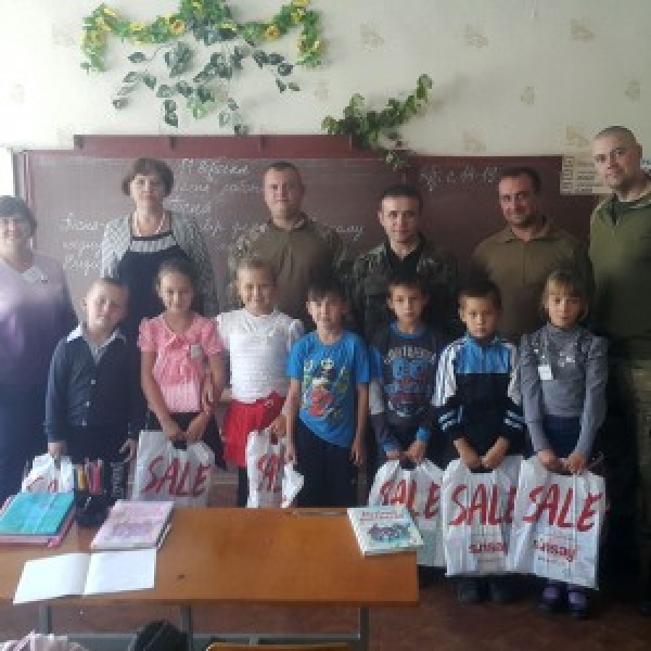 Как военные и волонтеры помогают детям из прифронтовых поселков