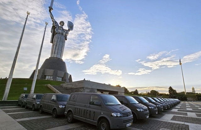 Фонд MK Foundation передав 100 фургонів Volkswagen Transporter для прикордонників у зоні бойових дій