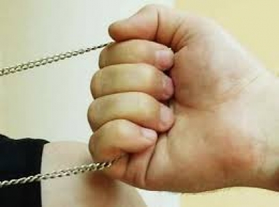 У прохожих на улице отбирают золото и сумки