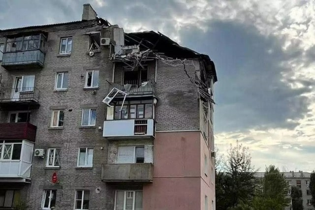 В Кременной в 5-этажный дом попал дрон - обошлось без жертв