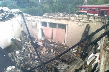 Молния уничтожила крышу частного дома в Беловодском районе
