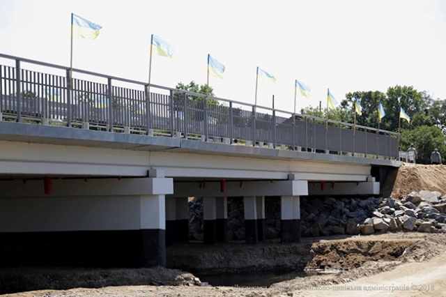 В Троицком торжественно открыли отремонтированный мост