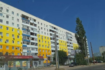 В Северскодонецке с «обновленного» фасада дома через 3 недели сошла краска