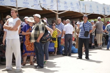 Около 300 000 человек перешли за месяц линию разграничения в Станице Луганской