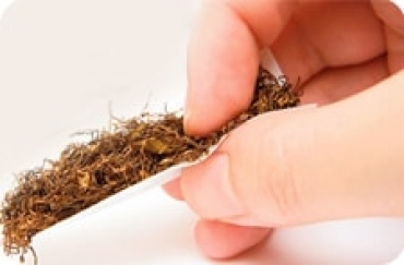 Продавщица сельского магазина подрабатывала изготовлением сигарет