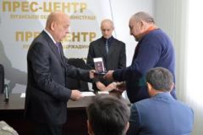 Выдающимся луганчанам вручили награды