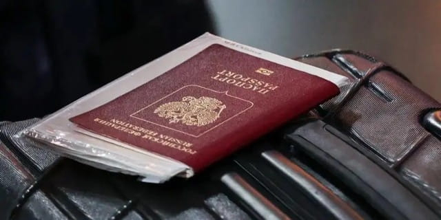 Для выезда с оккупированной Луганщины детям потребуется загранпаспорт РФ