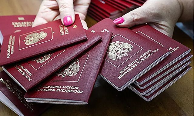 Жители на подконтрольной РФ Луганщине не могут оформить биометрический загранпаспорт