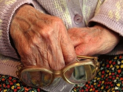 Мошенники развели 90-летнюю старушку на деньги