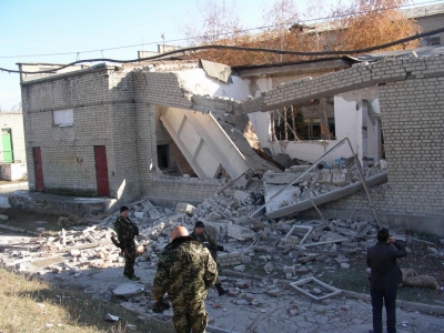 В поселке на Луганщине снаряды попали в школу