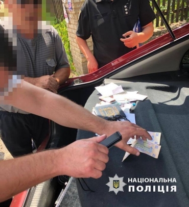 Правоохранители Сватовского района разоблачили двух взяточников