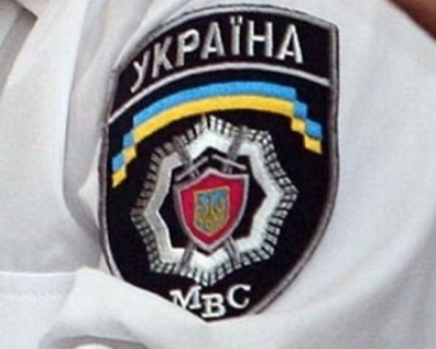  Милиционер пытался наладить незаконную торговлю оружием