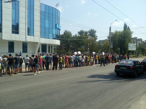 В Луганске подростки протестовали против миссии ОБСЕ