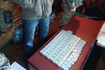 Через линию разграничения пытались пронести сигареты и попугаев