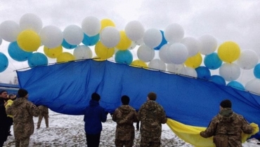Из Станицы Луганской на оккупированную территорию патриоты отправили флаг Украины (видео)