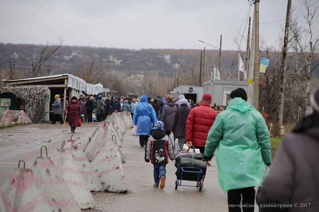 Власти Луганщины обещают уменьшить очереди на КПВВ, увеличив его пропускную способность