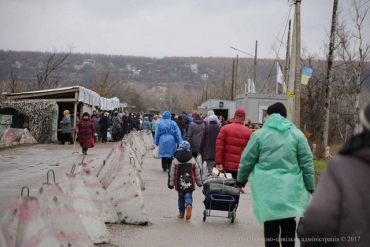 Власти Луганщины обещают уменьшить очереди на КПВВ, увеличив его пропускную способность