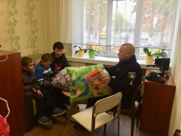 Семью переселенцев из Луганской области в селе Победа посетили полицейские