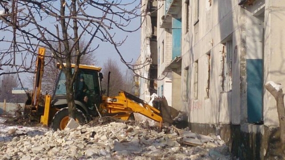 В Лисичанске продолжается демонтаж поврежденного боями жилого дома (видео)