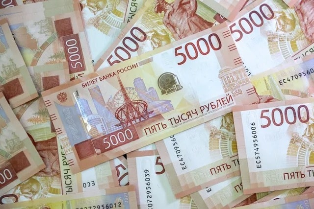 В оккупированном Алчевске пенсионерка отдала мошеннице миллион рублей и $300