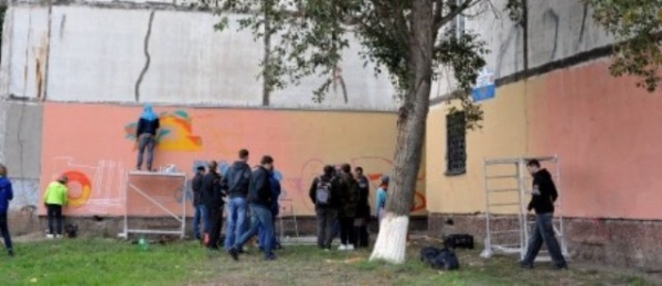 Французы разрисовали в Луганске дом