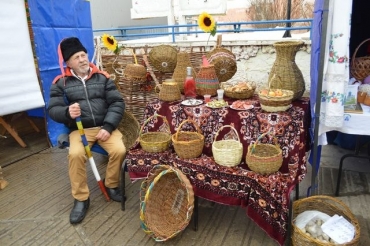 В Станице Луганской для луганчан, живущих по обе стороны от линии разграничения, провели ярмарку