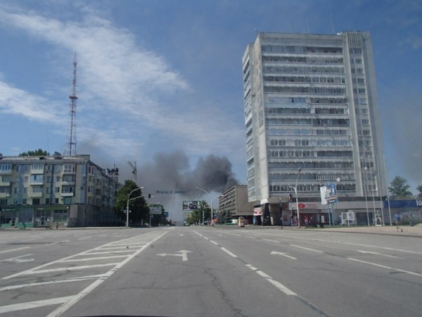 Под обстрел в Луганске попало здание ЛОГА и горводоканала