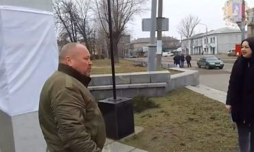 В разбитом Лисичанске вернули на постамент бюст Ворошилова