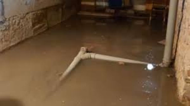 В Лисичанске канализационными водами подтоплены дома