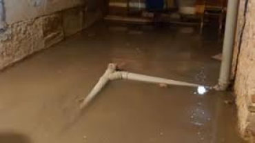 В Лисичанске канализационными водами подтоплены дома