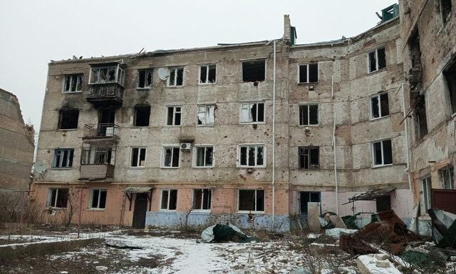В разрушенном Рубежном начались показательные ремонты