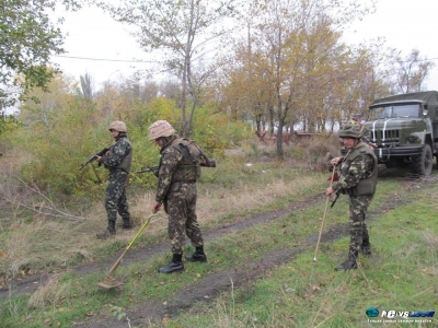 На Луганщине военные проверяют кладбища 
