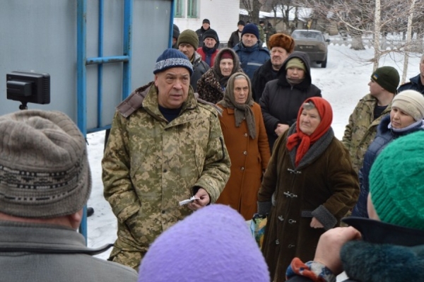 Губернатор привез в село, находящееся под обстрелами, гуманитарку