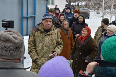 Губернатор привез в село, находящееся под обстрелами, гуманитарку